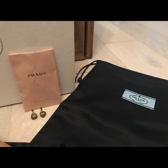 👠Prada Nude/Tan Patent Leather 38 Heel Closed Toe - Picture 3 of 8